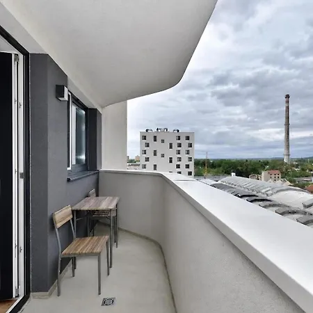 Spacious 3-room With A Balcony, 5 Minutes To The Center Pozsony