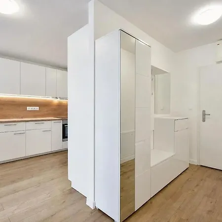 Spacious 3-room With A Balcony, 5 Minutes To The Center * Pozsony